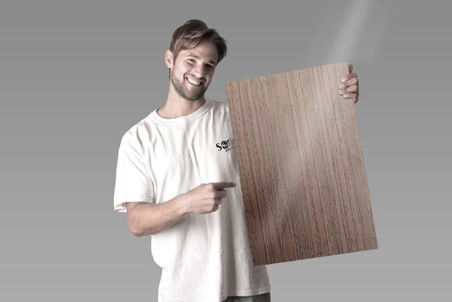 Such lifelike wood grain is a stainless steel adornment board actually