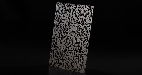 What affects the accuracy of etched stainless steel plates?